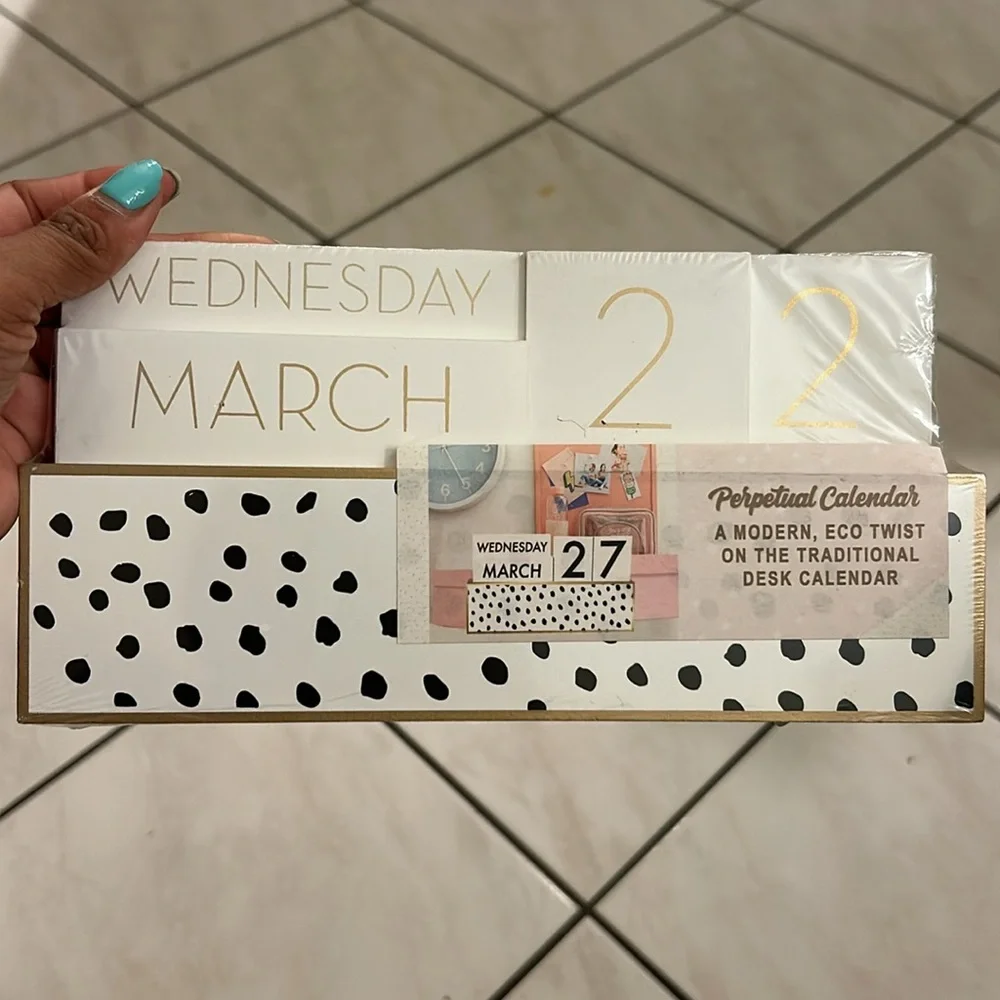 Wooden desk calendar
